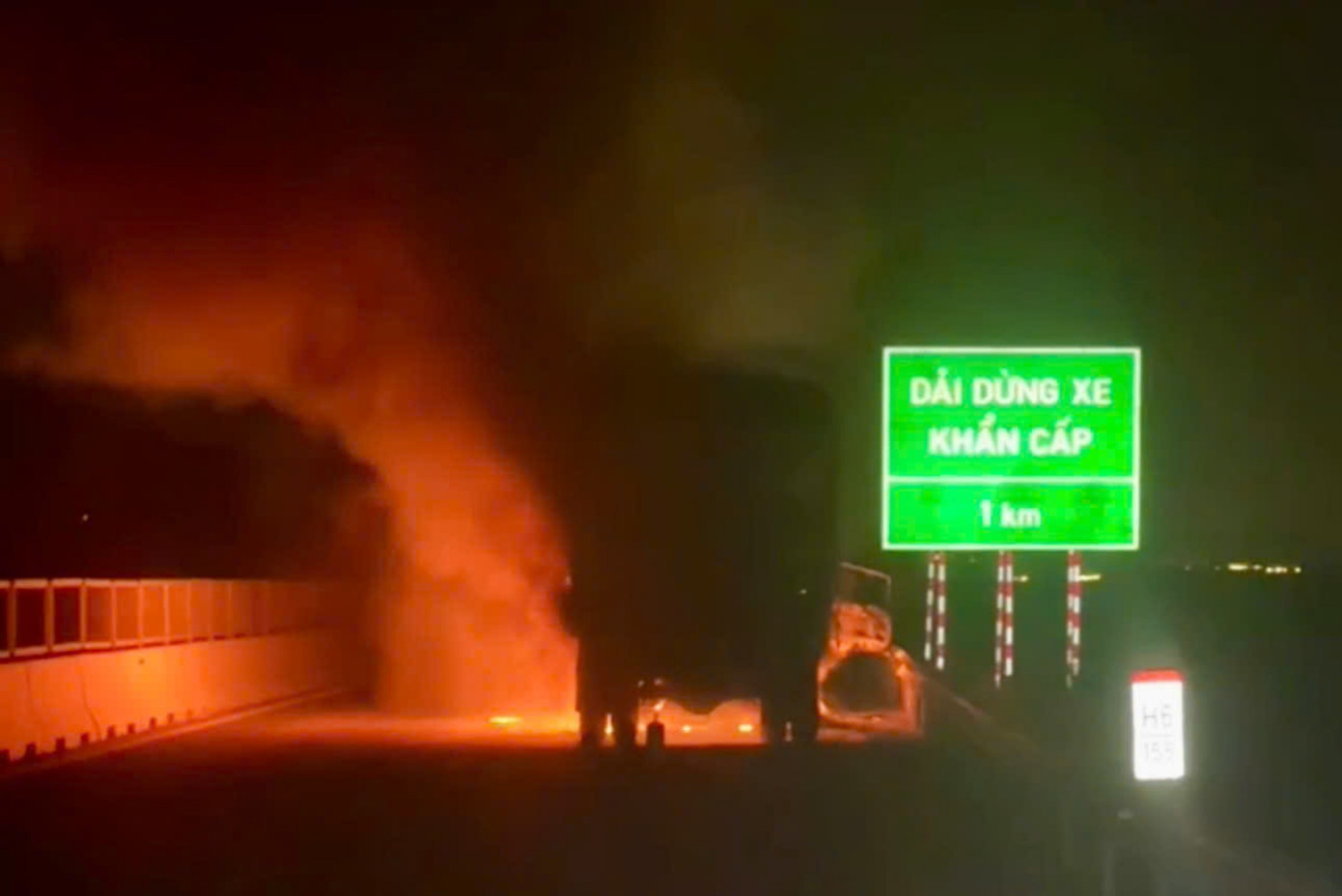 Hiện trường vụ xe tải bốc cháy ngùn ngụt lúc nửa đêm trên cao tốc Vĩnh Hảo - Phan Thiết. Ảnh: DP