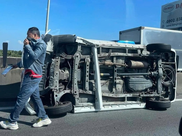 Ô tô lật ngang sát thành cầu bên phải hướng đi Đồng Nai. Ô tô lật ngang sát thành cầu bên phải hướng đi Đồng Nai.