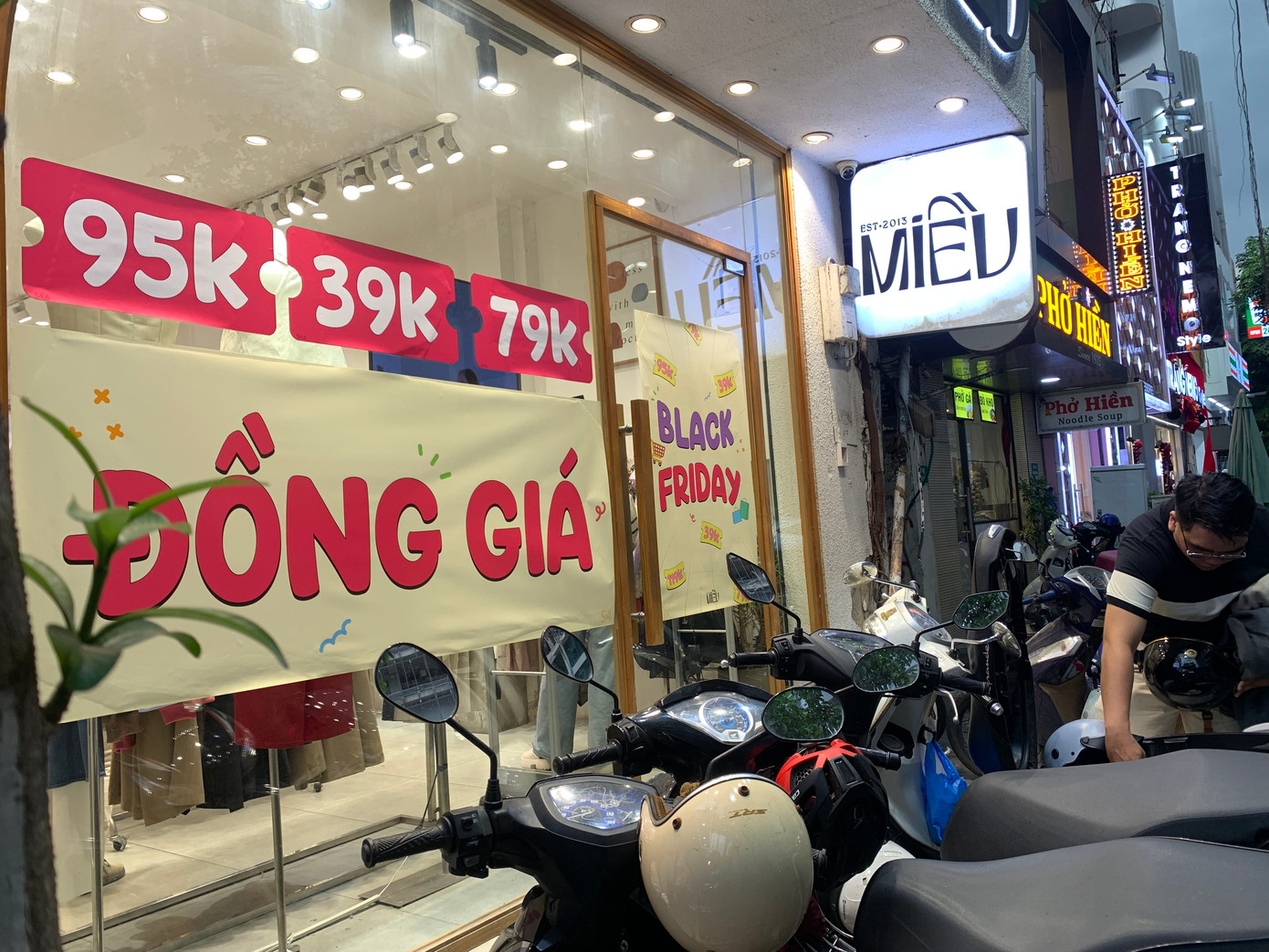 Bảng giảm giá giăng kín các tuyến đường thời trang. Ảnh: Thuý Liên