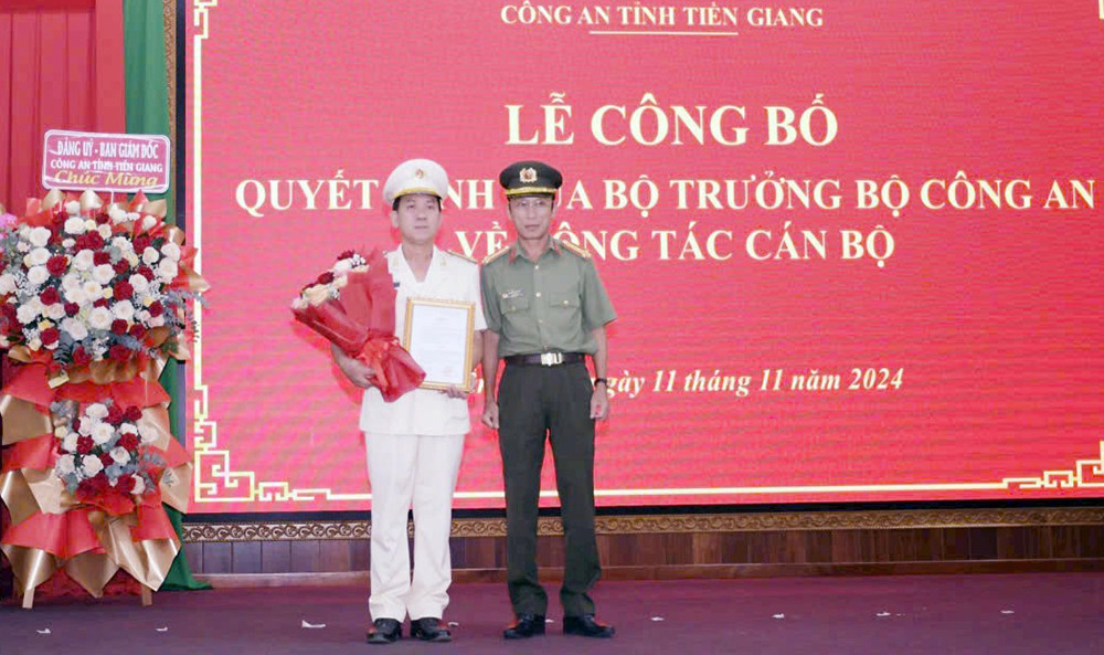 Thừa ủy quyền của Bộ trưởng Công an, Đại tá Nguyễn Văn Nhựt, Giám đốc Công an tỉnh Tiền Giang trao quyết định bổ nhiệm Phó Giám đốc Công an tỉnh cho Thượng tá Trần Văn Tròn. Ảnh: E.X