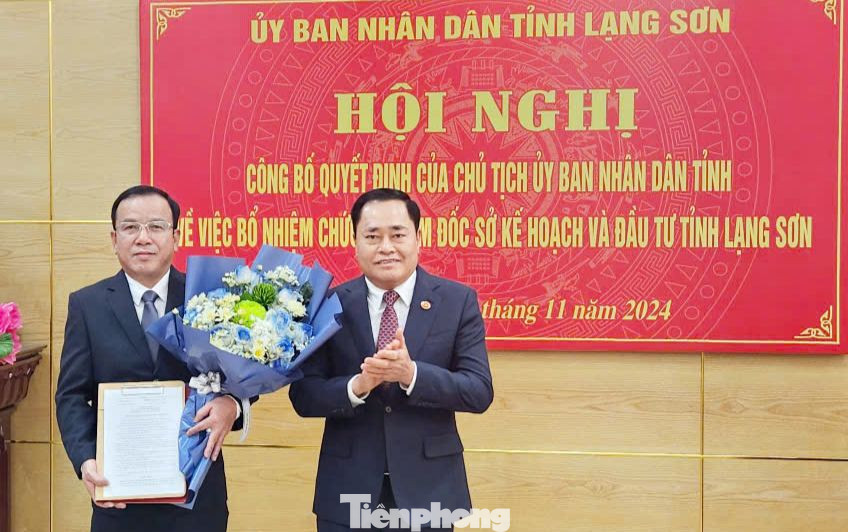 Ông Phan Hồng Tiến (bìa trái) nhận quyết định, hoa chúc mừng của Chủ tịch UBND tỉnh Lạng Sơn Hồ Tiến Thiệu (ảnh: Duy Chiến) Ông Phan Hồng Tiến (bìa trái) nhận quyết định, hoa chúc mừng của Chủ tịch UBND tỉnh Lạng Sơn Hồ Tiến Thiệu (ảnh: Duy Chiến)