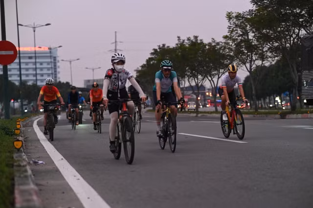 Cả chục xe đạp đi trong làn ô tô đường Phạm Văn Đồng.