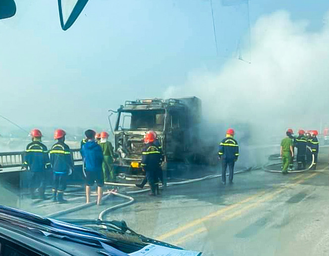Xe tải bất ngờ bốc cháy khi đang di chuyển trên cầu Yên Lệnh. Ảnh: CTV