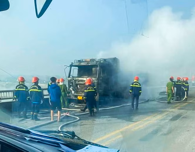 Xe tải bất ngờ bốc cháy khi đang di chuyển trên cầu Yên Lệnh. Ảnh: CTV Xe tải bất ngờ bốc cháy khi đang di chuyển trên cầu Yên Lệnh. Ảnh: CTV