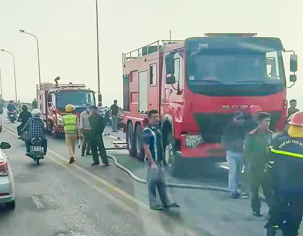 Hàng chục cán bộ, chiến sĩ có mặt tại hiện trường, xử lý sự việc. Ảnh: CTV