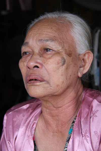 Bà Nguyễn Thị Phớt (TX.Hoàng Mai) khóc tức tưởi vì bị mưa lũ làm sập nhà. Không riêng gia đình bà Phớt, cơn bão số 10 kèm lũ lớn đã đi qua nhưng để lại những thiện hại không nhỏ cho người dân thị xã Hoàng Mai