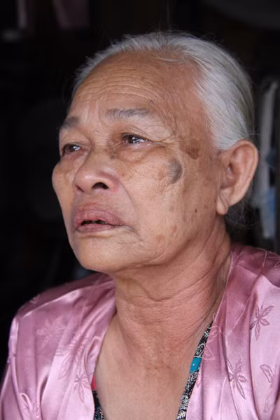 Bà Nguyễn Thị Phớt (TX.Hoàng Mai) khóc tức tưởi vì bị mưa lũ làm sập nhà. Không riêng gia đình bà Phớt, cơn bão số 10 kèm lũ lớn đã đi qua nhưng để lại những thiện hại không nhỏ cho người dân thị xã Hoàng Mai