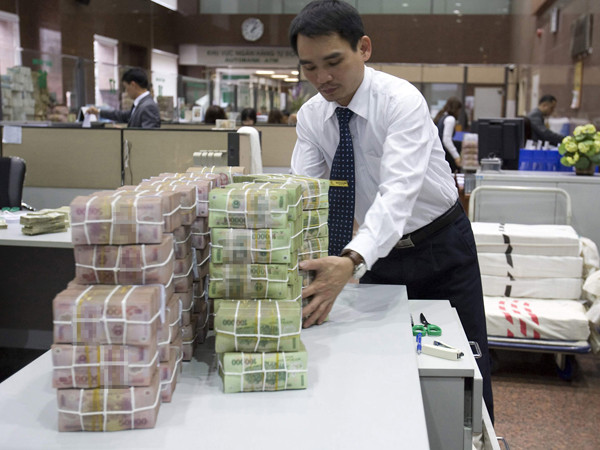 Nợ tư tăng nhanh, trong khi doanh nghiệp làm ăn khó khăn sẽ khiến nợ xấu ngân hàng tăng mạnh. Ảnh: Hồng Vĩnh. Nợ tư tăng nhanh, trong khi doanh nghiệp làm ăn khó khăn sẽ khiến nợ xấu ngân hàng tăng mạnh. Ảnh: Hồng Vĩnh