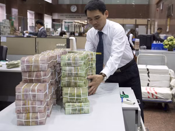 Nợ tư tăng nhanh, trong khi doanh nghiệp làm ăn khó khăn sẽ khiến nợ xấu ngân hàng tăng mạnh. Ảnh: Hồng Vĩnh