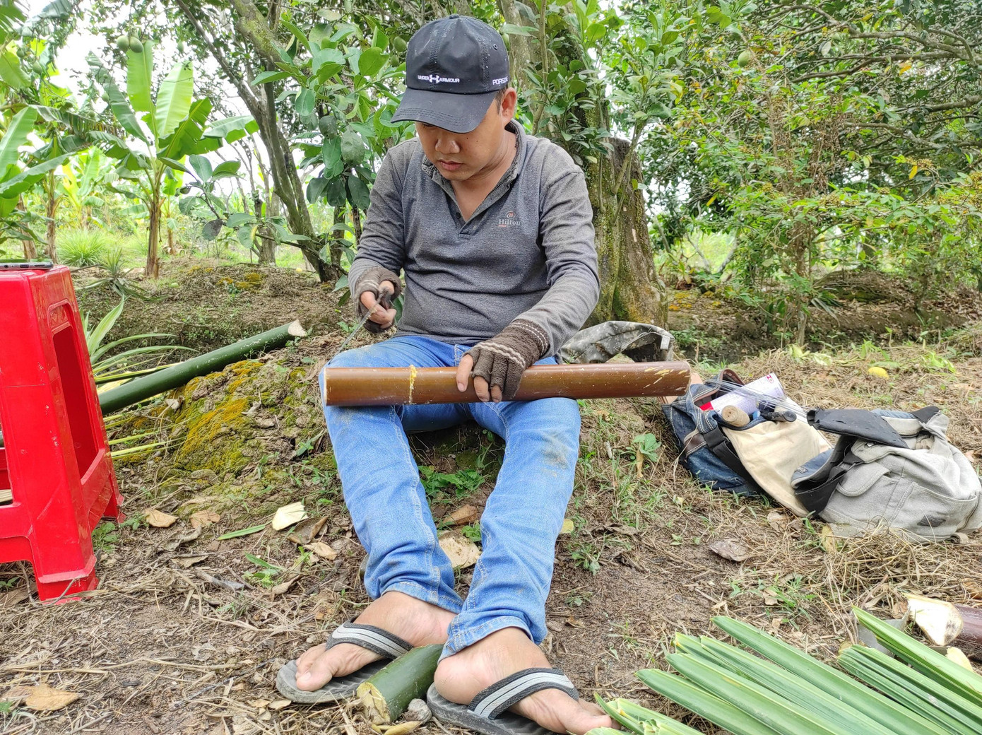 Anh Liêm đang chuẩn bị nguyên liệu làm cổng cưới ở cù lao Dài (xã Thanh Bình, huyện Vũng Liêm, tỉnh Vĩnh Long). Ảnh: Hữu Huy Anh Liêm đang chuẩn bị nguyên liệu làm cổng cưới ở cù lao Dài (xã Thanh Bình, huyện Vũng Liêm, tỉnh Vĩnh Long). Ảnh: Hữu Huy
