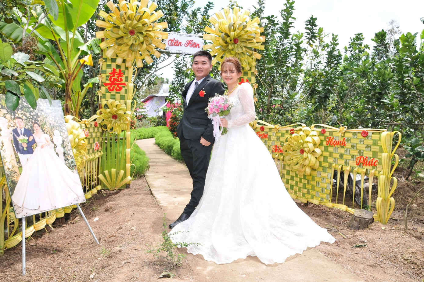 Những chiếc cổng lá dừa làm đẹp trong ngày cưới – ngày đặc biệt quan trọng của các cặp đôi đã trở thành nét độc đáo trong văn hóa của vùng sông nước miền Tây Nam bộ. Ảnh: Hữu Quới. Những chiếc cổng lá dừa làm đẹp trong ngày cưới – ngày đặc biệt quan trọng của các cặp đôi đã trở thành nét độc đáo trong văn hóa của vùng sông nước miền Tây Nam bộ. Ảnh: Hữu Quới.