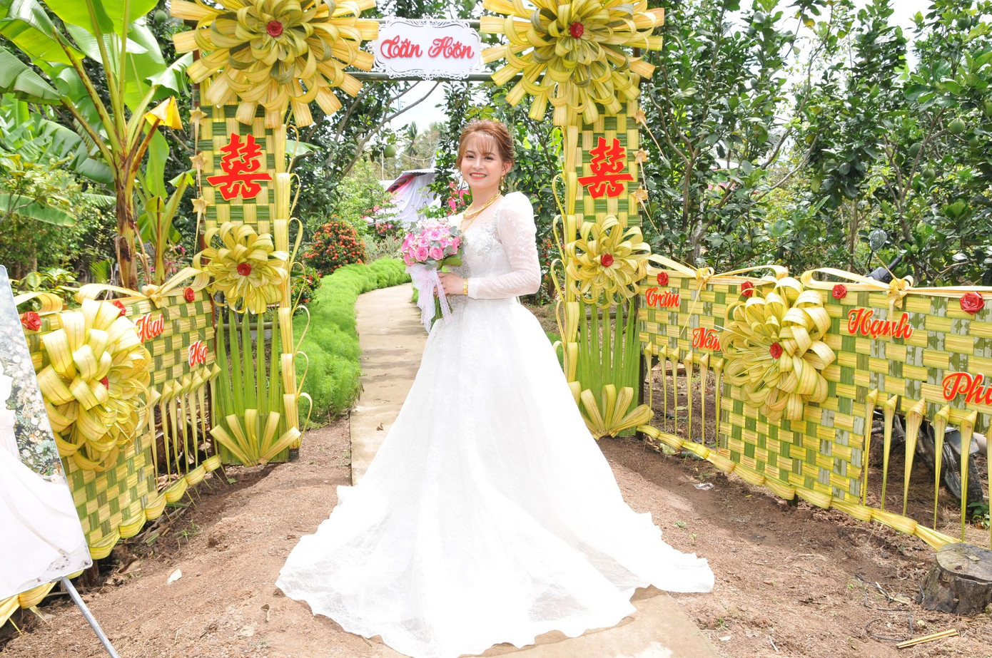 Nhờ sự mộc mạc, đơn giản, cực kỳ hữu dụng và thân thiện với môi trường nên cổng cưới lá dừa ngày càng được yêu thích và sử dụng. Ảnh: Hữu Quới Nhờ sự mộc mạc, đơn giản, cực kỳ hữu dụng và thân thiện với môi trường nên cổng cưới lá dừa ngày càng được yêu thích và sử dụng. Ảnh: Hữu Quới