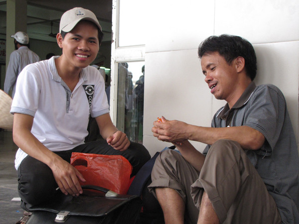 Nụ cười tươi, đầy lạc quan của hai bố con sau khi kết thúc kỳ thi. Nụ cười tươi của hai bố con sau khi kết thúc kỳ thi