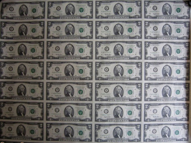 Seri 16 tờ tiền 2 USD uncut được rao bán với giá phổ biến 5 triệu đồng đến 16 triệu đồng song vẫn có không ít người mua vì quan niệm treo 2 USD sẽ mang lại may mắn 