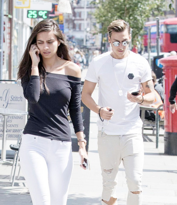 Ngôi sao Arsenal cuồng ghen với bạn diễn của bồ ảnh 3