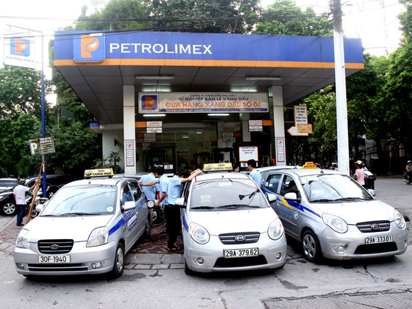 Giá xăng A92 lên 23.000 đồng/lít là gánh nặng cho người dân và doanh nghiệp (taxi xếp hàng đổ xăng trước giờ điều chỉnh giá) hôm qua. Ảnh: Minh Đức