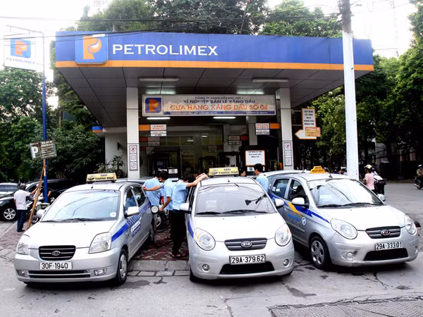 Giá xăng A92 lên 23.000 đồng/lít là gánh nặng cho người dân và doanh nghiệp (taxi xếp hàng đổ xăng trước giờ điều chỉnh giá) hôm qua. Ảnh: Minh Đức