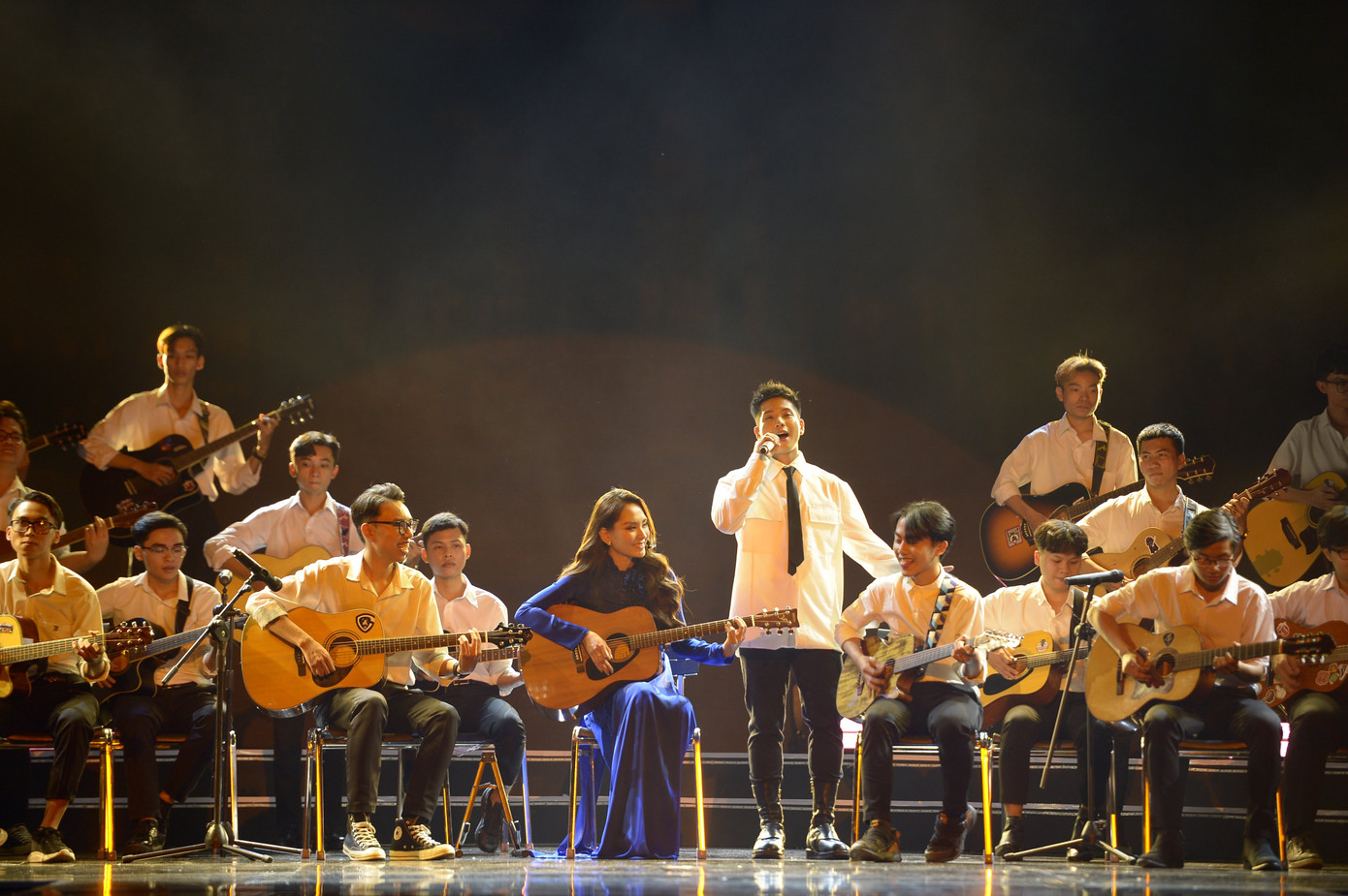 Hoa hậu Mai Phương song ca cùng ca sĩ Quân A.P. Hoa hậu Mai Phương song ca cùng ca sĩ Quân A.P.