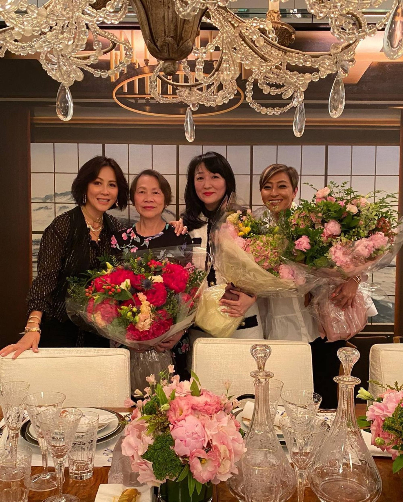 Lưu Gia Linh bên mẹ và những người thân thiết trong Ngày của Mẹ năm 2020. Ảnh: IG. Lưu Gia Linh bên mẹ và những người thân thiết trong Ngày của Mẹ năm 2020. Ảnh: IG.