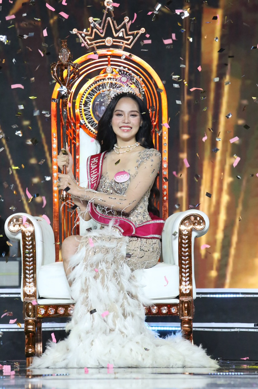 Từ trước khi đăng quang, Huỳnh Thị Thanh Thủy là một trong những thí sinh được đánh giá cao của cuộc thi năm nay. Cô cao 1,76 m, số đo 80-63-94 cm. Cô từng đạt nhiều thành tích như giải Nhì học sinh giỏi Ngữ văn cấp thành phố năm 2016, huy chương Bạc thời trang trẻ hội hoa xuân thành phố 2019, Hoa khôi Đại học Ngoại ngữ Đà Nẵng 2021, Á khôi 1 Học sinh - sinh viên thanh lịch TP Đà Nẵng 2021. Tân hoa hậu hiện là sinh viên khoa Ngôn ngữ Anh của Đại học Ngoại ngữ Đà Nẵng.