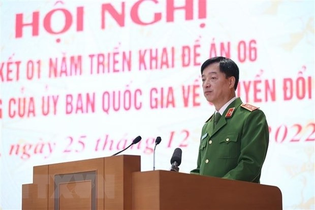 Trung tướng Nguyễn Duy Ngọc, Thứ trưởng Bộ Công an báo cáo 1 năm triển khai Đề án 06. (Ảnh: Dương Giang/TTXVN)
