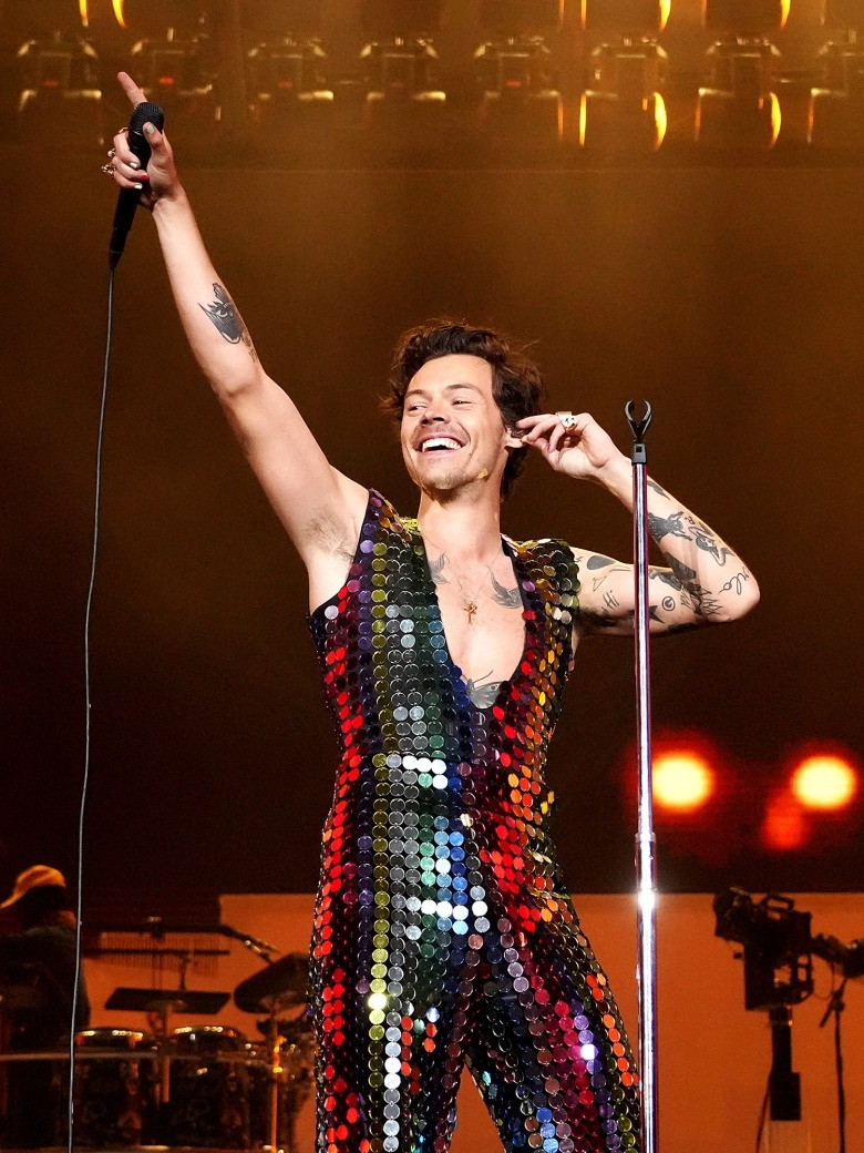 Năm 2022, Harry Styles ra mắt album phòng thu thứ ba. Anh tổ chức chuỗi show diễn tại New York (Mỹ) để quảng bá cho sản phẩm âm nhạc mới. Suốt hành trình này, cựu thành viên One Direction thu hút sự chú ý với những bộ trang phục nhiều màu sắc. Trong đó, ấn tượng nhất là bộ áo liền quần Gucci đính sequin cầu vồng trong buổi biểu diễn tại lễ hội âm nhạc Coachella vào tháng 4. Ảnh: Getty Images.