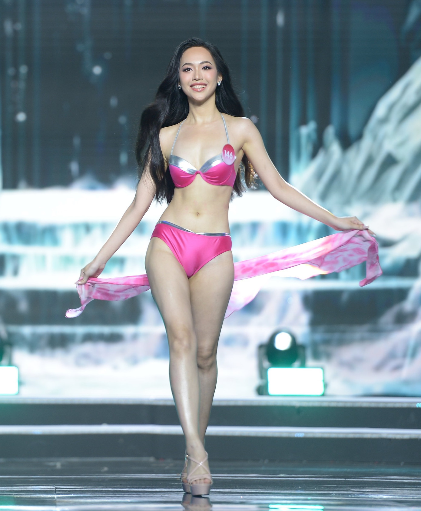 Người đẹp Thanh Hóa sở hữu chiều cao 1,72 m, cân nặng 49 kg, số đo ba vòng 87-58-95 cm.