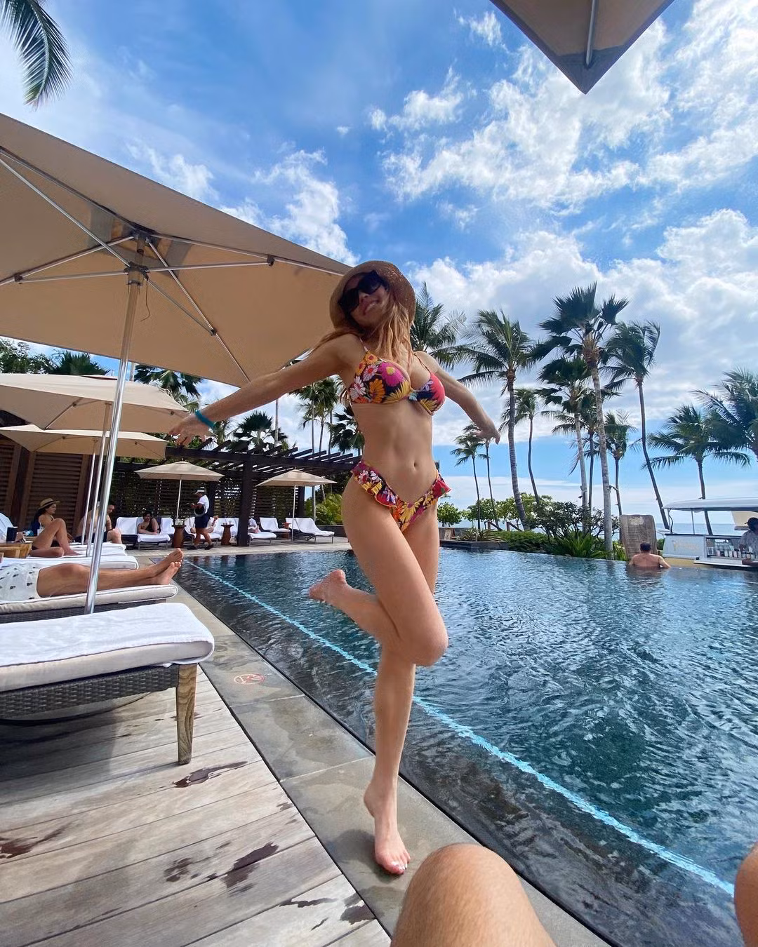 Nữ diễn viên Mỹ Sydney Sweeney nóng bỏng và ngọt ngào trong bộ bikini hoa lá khi đi nghỉ ở Oahu, Hawaii, Mỹ, vào tháng 3. Ảnh: IG.