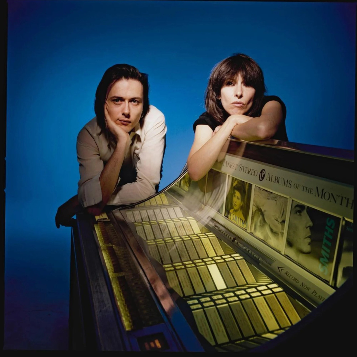 8. 2000 Miles (1983): Bản ballad của The Pretenders vang lên trong video âm nhạc đầy tuyết, nhưng không nhằm mục đích lễ hội. Theo Smooth Radio, nó được cho là để tưởng nhớ một trong những thành viên sáng lập của ban nhạc, James Honeyman-Scott, qua đời vì suy tim do cocaine vào năm 1982 ở tuổi 25. Telegraph cho biết nhóm kiếm được 125.000 USD mỗi năm. Ảnh: IG.