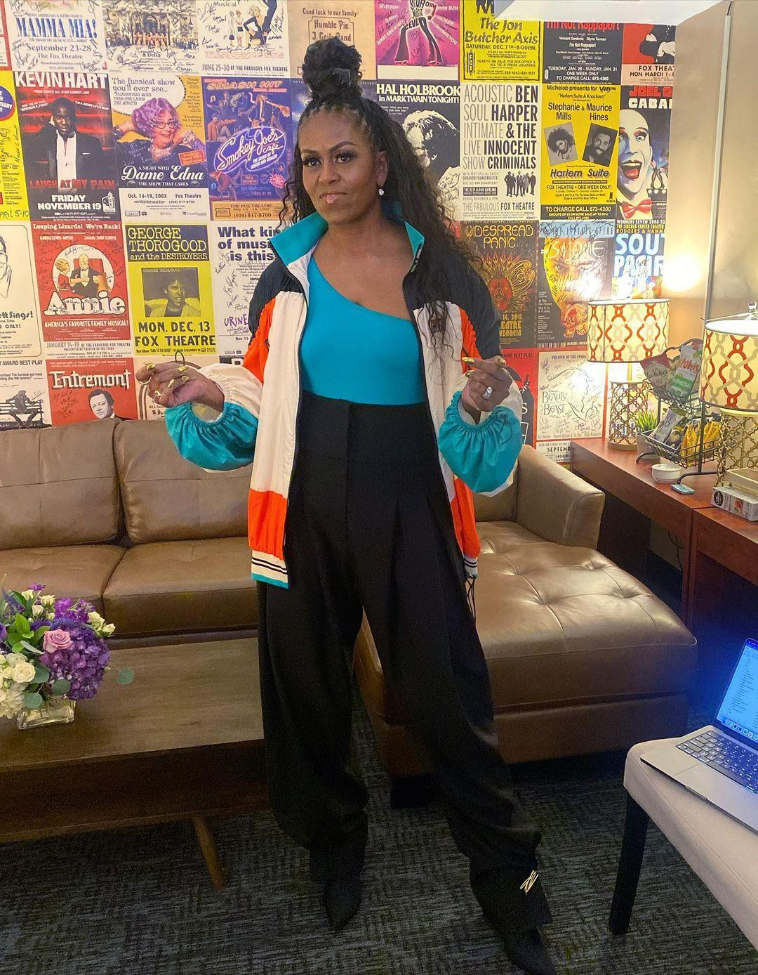 Diện mạo khác lạ, trẻ trung hơn của bà Obama. Ảnh: IG.