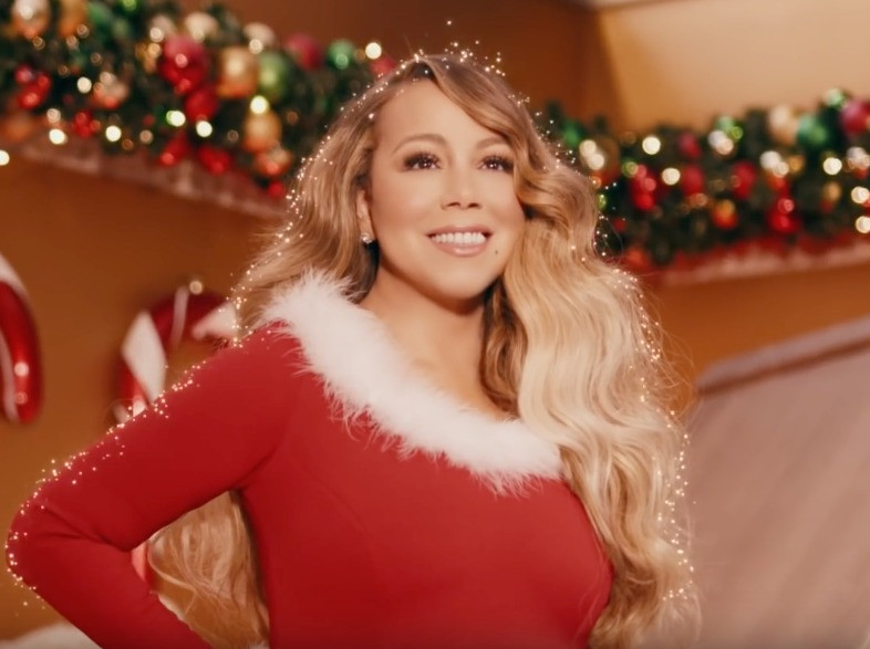 3. All I Want for Christmas is You (1994): Bài hát gắn liền với tên tuổi diva Mariah Carey luôn leo Top 1 các bảng xếp hạng âm nhạc Âu – Mỹ vào mỗi mùa Giáng sinh. Đề cập đến trái tim thổn thức của cô gái đang đắm chìm trong tình yêu, All I Want for Christmas is You mang đến làn gió mới giữa vô vàn ca khúc chỉ tập trung vào Giáng sinh truyền thống. Mỗi năm, Mariah Carey kiếm được 485.000 USD cho bản hit không bao giờ lỗi thời này. Ảnh: YouTube.
