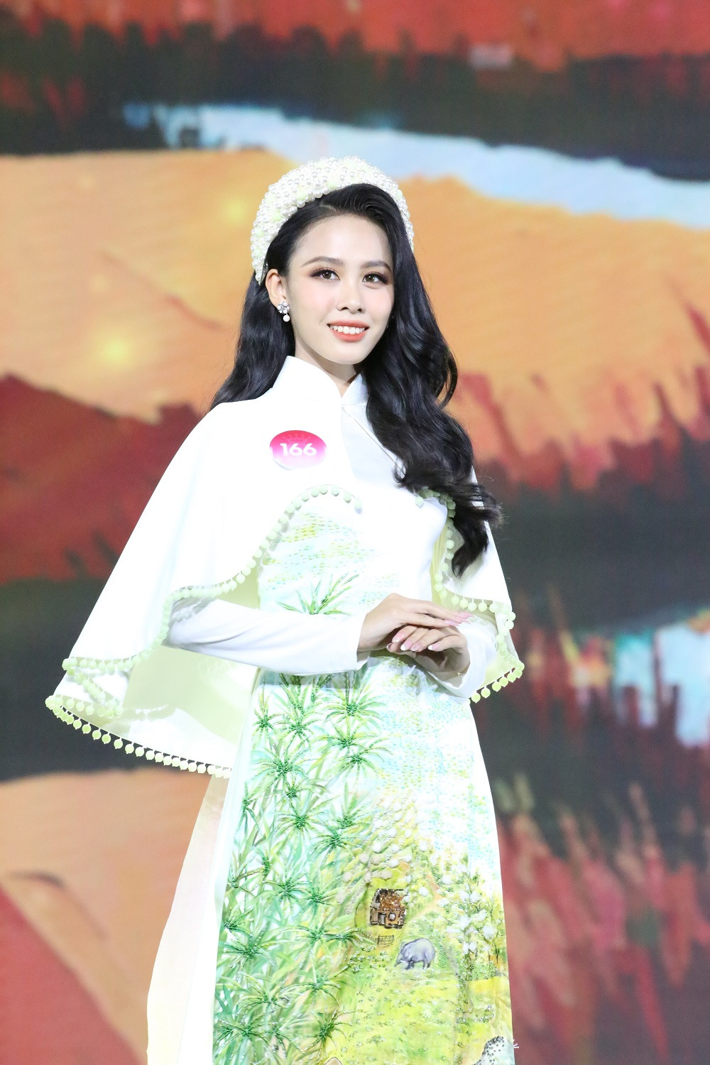 Cô cuốn hút người xem với vẻ đài các, yêu kiều. Từ trước đêm chung kết, Ngọc Hằng đã được dự đoán có mặt trong Top 5.