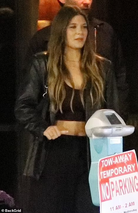 Leonardo DiCaprio đi ăn tối cùng nữ diễn viên 23 tuổi Victoria Lamas. Ảnh: BackGrid.