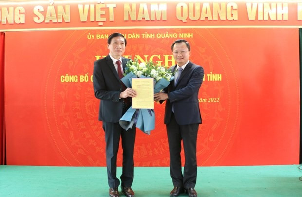 Ông Cao Tường Huy, Quyền Chủ tịch UBND tỉnh Quảng Ninh trao Quyết định bổ nhiệm Giám đốc Bệnh viện Việt Nam-Thụy Điển Uông Bí cho ông Trần Anh Cường. Ảnh: Báo Quảng Ninh.