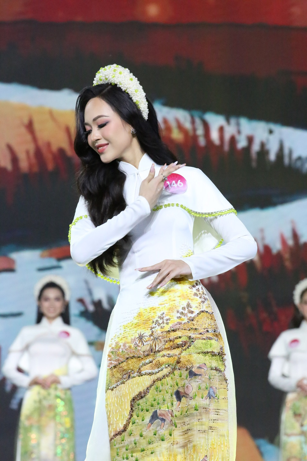 Người đẹp sinh năm 2003 lột tả được nét nữ tính, dịu dàng của phụ nữ Việt trong trang phục truyền thống.