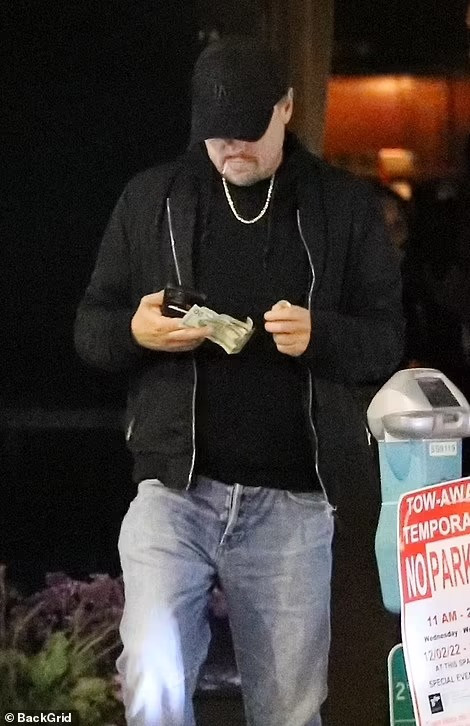 Leonardo DiCaprio đi ăn tối cùng nữ diễn viên 23 tuổi Victoria Lamas. Ảnh: BackGrid.