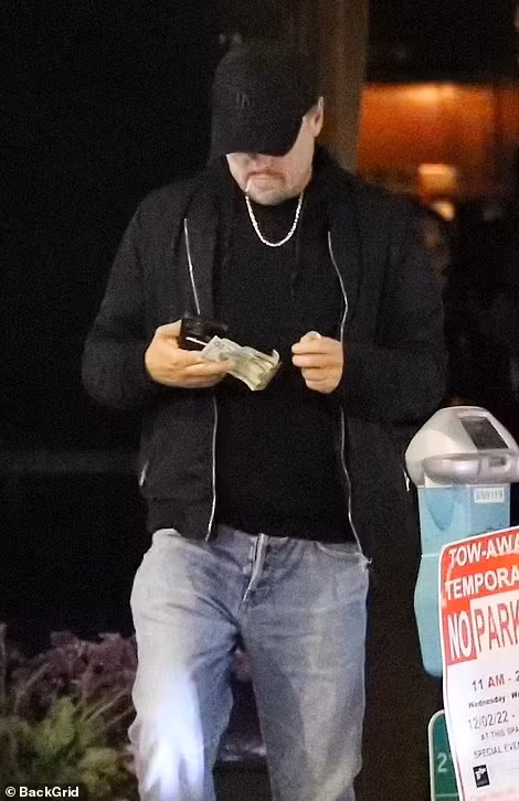 Leonardo DiCaprio đi ăn tối cùng nữ diễn viên 23 tuổi Victoria Lamas. Ảnh: BackGrid.