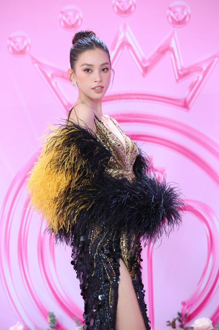 Hoa hậu Việt Nam 2018 Trần Tiểu Vy kiêu kỳ trong bộ cánh màu vàng đen lấp lánh. Hoa hậu Việt Nam 2018 Trần Tiểu Vy kiêu kỳ trong bộ cánh màu vàng đen lấp lánh.