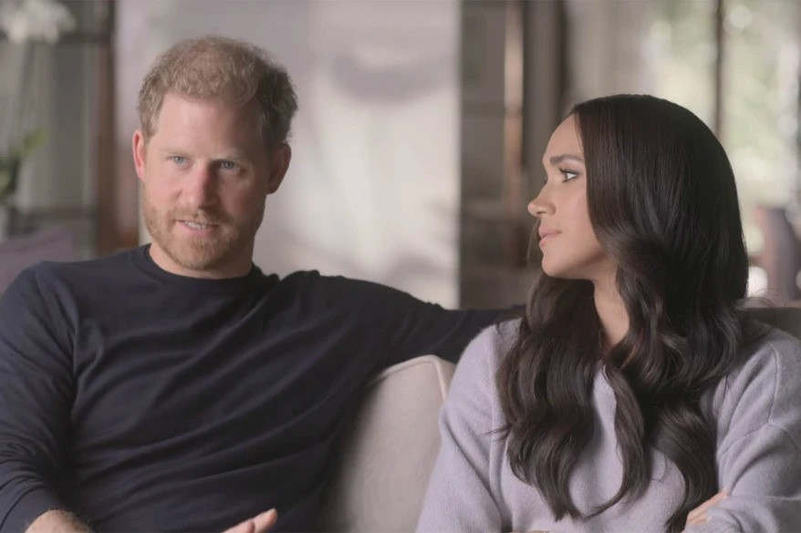 Harry và Meghan hoàn toàn quay lưng với Hoàng gia Anh trong phim tài liệu. Ảnh: Netflix.