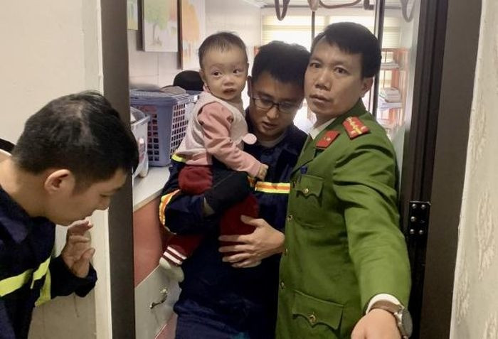 Bé 1 tuổi được giải cứu an toàn và bàn giao cho gia đình. Ảnh: CAND. Bé 1 tuổi được giải cứu an toàn và bàn giao cho gia đình. Ảnh: CAND.