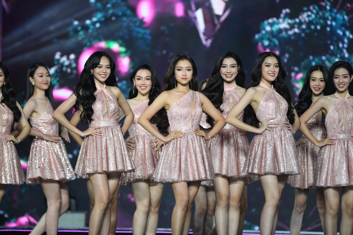 Top 35 Chung kết Hoa hậu Việt Nam 2022 dần chứng minh được bản lĩnh sân khấu sau thời gian dài luyện tập.chăm chỉ. Top 35 Chung kết Hoa hậu Việt Nam 2022 dần chứng minh được bản lĩnh sân khấu sau thời gian dài luyện tập.chăm chỉ.