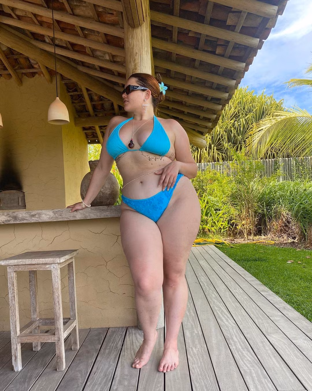 Trong chuyến du lịch Brazil vào tháng 3, Barbie Ferreira truyền cảm hứng cho những phụ nữ có kích thước lệch chuẩn vẫn tự tin khoe dáng với bikini sáng màu. Ảnh: IG.