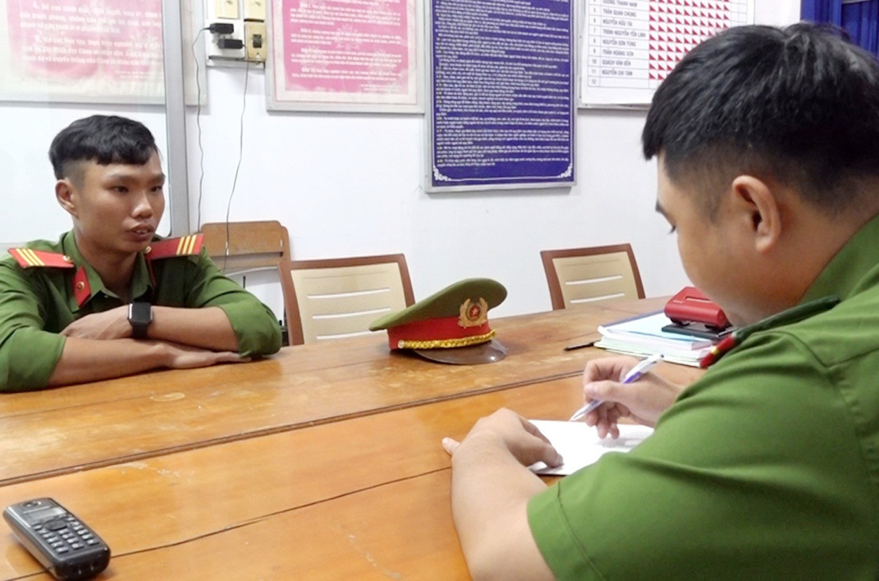 Phạm Vũ Linh tại cơ quan công an. Ảnh: Zing.