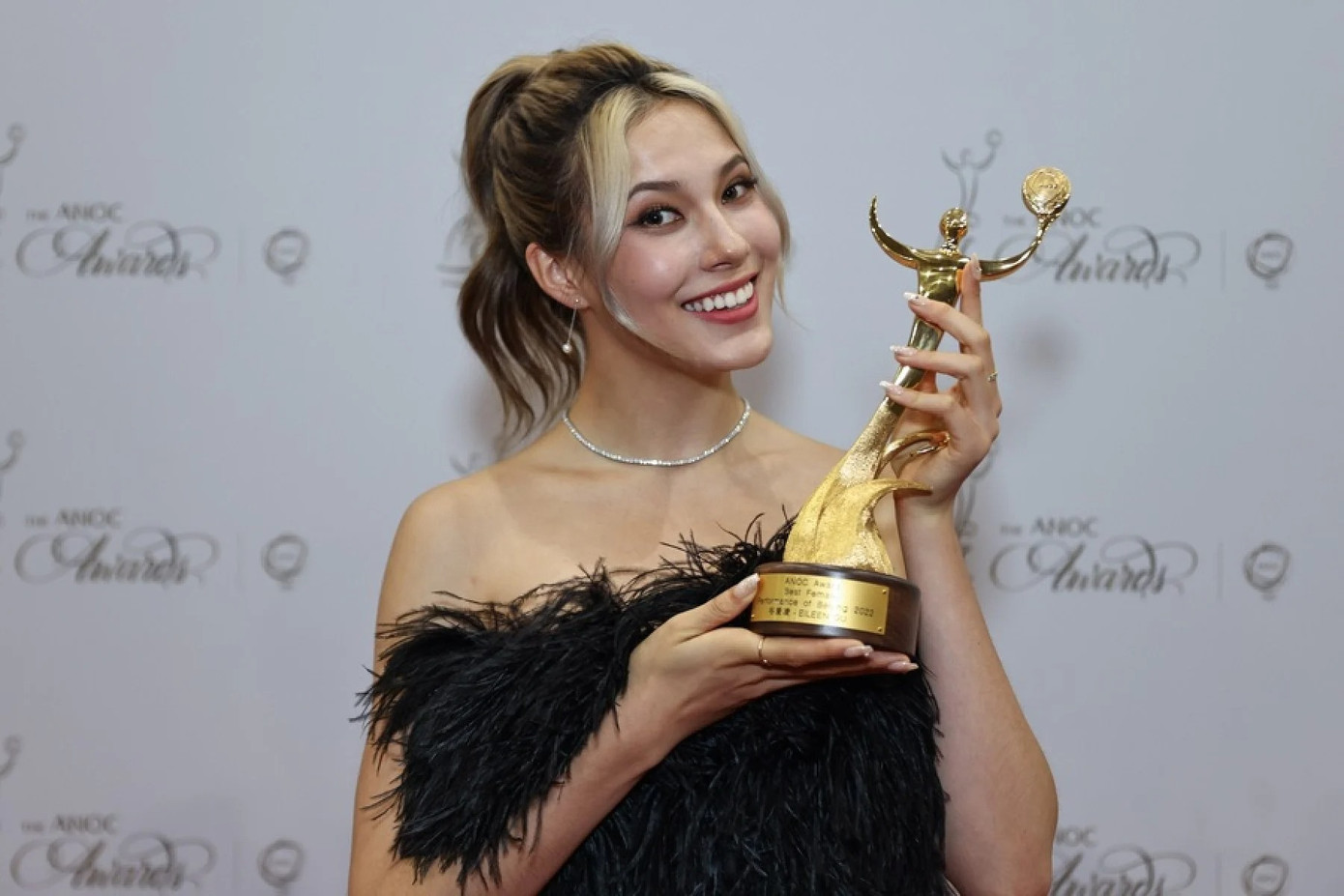 Cốc Ái Lăng là một trong những vận động viên gây tiếng vang nhất tại Olympic Bắc Kinh 2022. Dù sinh ra ở Mỹ, cô gái 19 tuổi chọn thi đấu cho Trung Quốc, quê hương của mẹ. Cô làm nên lịch sử với tư cách là nhà vô địch Olympic trẻ nhất ở môn trượt tuyết tự do. Cốc mang về ba huy chương cho Trung Quốc, hai huy chương vàng và một huy chương bạc. Ảnh: ANOC. Cốc Ái Lăng là một trong những vận động viên gây tiếng vang nhất tại Olympic Bắc Kinh 2022. Dù sinh ra ở Mỹ, cô gái 19 tuổi chọn thi đấu cho Trung Quốc, quê hương của mẹ. Cô làm nên lịch sử với tư cách là nhà vô địch Olympic trẻ nhất ở môn trượt tuyết tự do. Cốc mang về ba huy chương cho Trung Quốc, hai huy chương vàng và một huy chương bạc. Ảnh: ANOC.