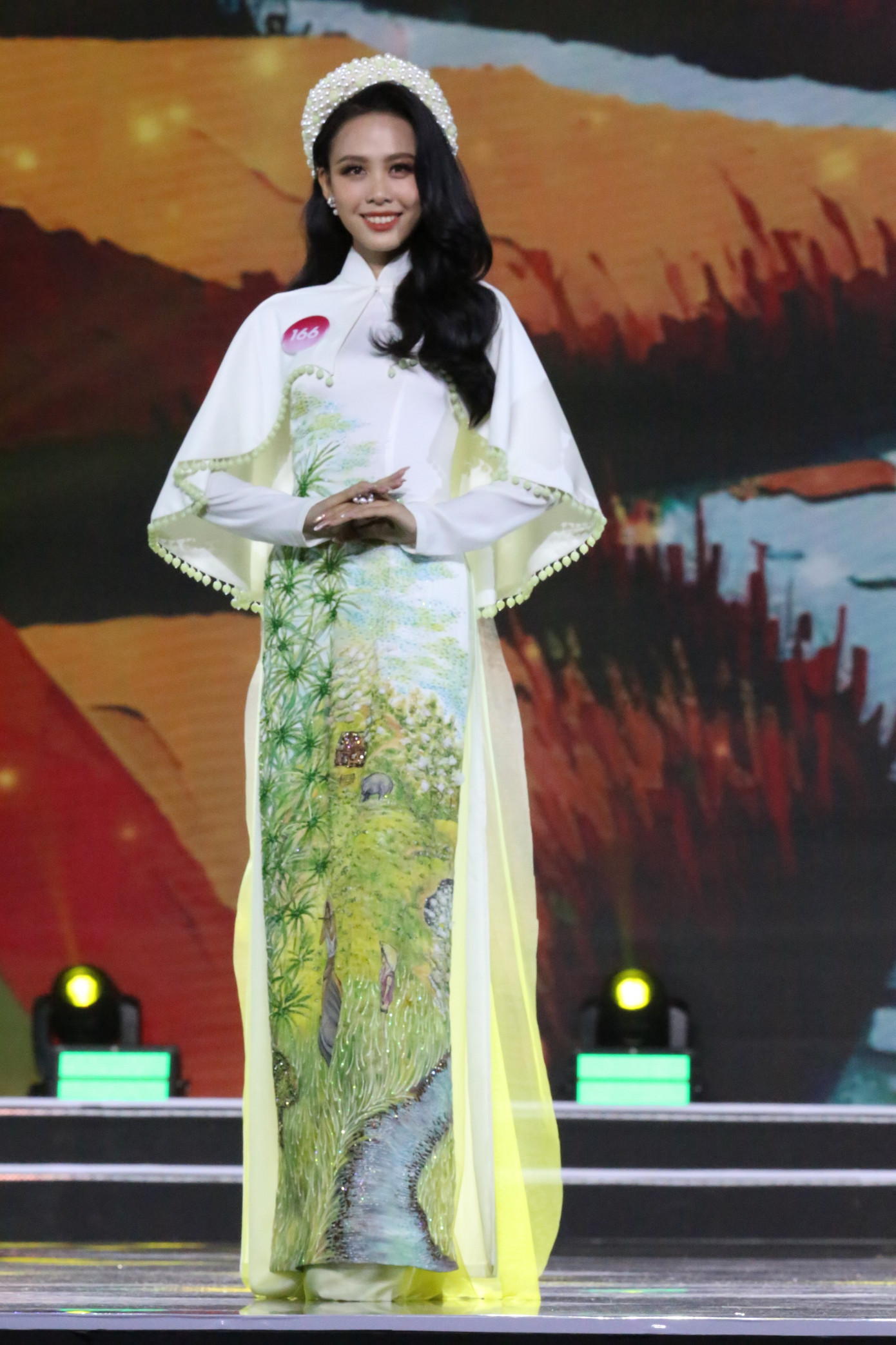 Á hậu 2 Lê Nguyễn Ngọc Hằng cũng khoác lên mình thiết kế trong BST Bức họa đồng quê trong phần thi trang phục áo dài.