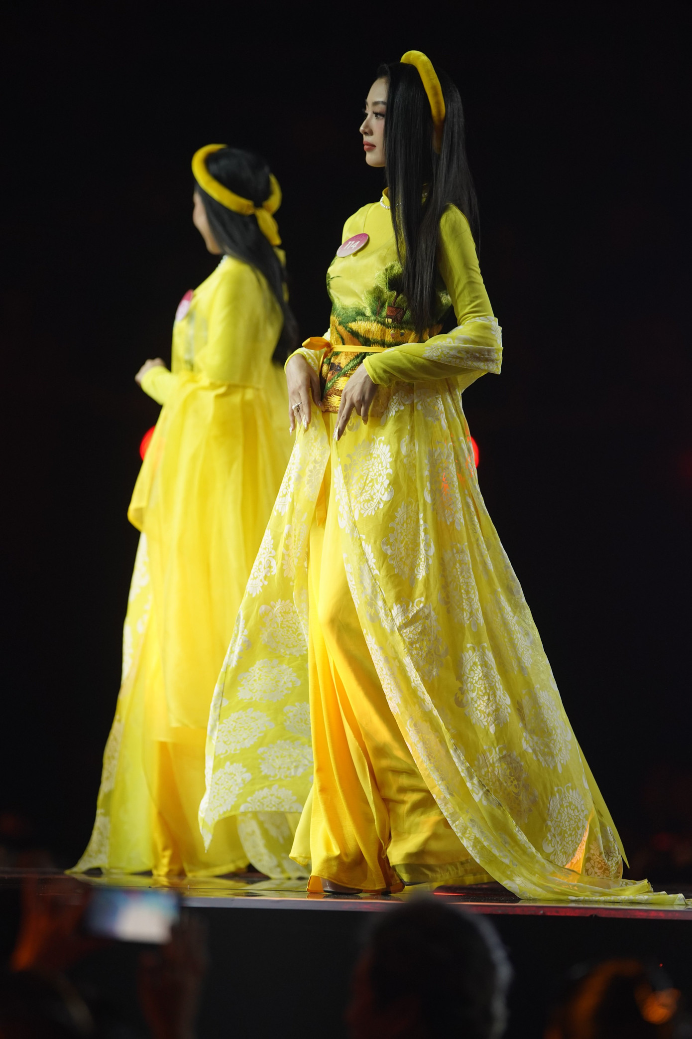 Mỗi bộ sưu tập áo dài có chủ đề khác nhau nhằm vẽ ra bức tranh Việt Nam muôn màu, cũng như nhan sắc của phụ nữ Việt. Mỗi bộ sưu tập áo dài có chủ đề khác nhau nhằm vẽ ra bức tranh Việt Nam muôn màu, cũng như nhan sắc của phụ nữ Việt.