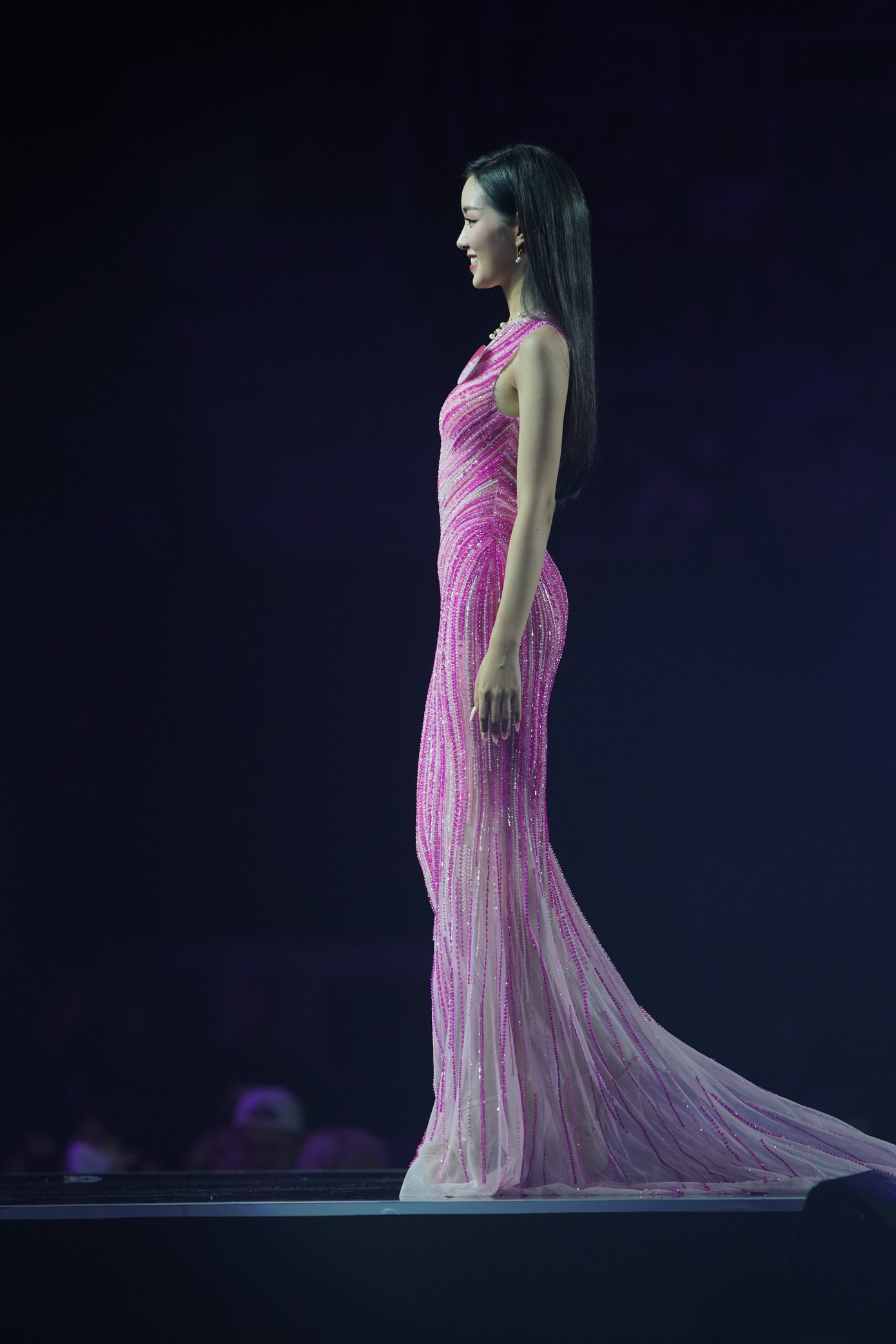 Các cô gái thể hiện gu thời trang tinh tế qua những bộ cánh mặc trên sân khấu. Các cô gái thể hiện gu thời trang tinh tế qua những bộ cánh mặc trên sân khấu.