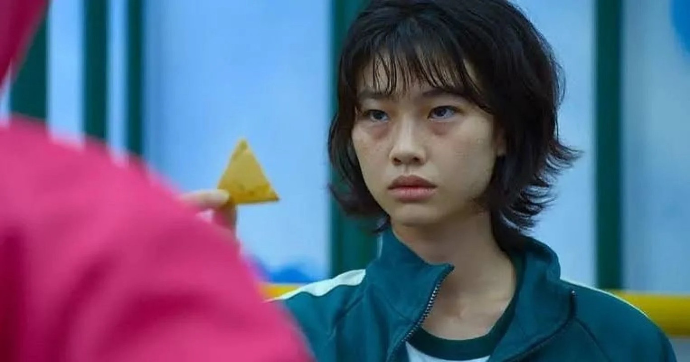 Năm 2021, Jung Ho Yeon vang danh toàn thế giới với vai diễn đầu tay trong bộ phim truyền hình Squid Game. Đầu năm 2022, cô thắng hạng mục Nữ diễn viên chính xuất sắc ở hạng mục Phim truyền hình tại Giải thưởng của Nghiệp đoàn Diễn viên Màn ảnh (SAG Awards). Con đường “Hollywood tiến” của Jung rộng mở khi cô được mời tham gia Disclaimer. Bạn diễn của cô là chủ nhân tượng vàng Oscar Cate Blanchett. Ảnh: Netflix. Năm 2021, Jung Ho Yeon vang danh toàn thế giới với vai diễn đầu tay trong bộ phim truyền hình Squid Game. Đầu năm 2022, cô thắng hạng mục Nữ diễn viên chính xuất sắc ở hạng mục Phim truyền hình tại Giải thưởng của Nghiệp đoàn Diễn viên Màn ảnh (SAG Awards). Con đường “Hollywood tiến” của Jung rộng mở khi cô được mời tham gia Disclaimer. Bạn diễn của cô là chủ nhân tượng vàng Oscar Cate Blanchett. Ảnh: Netflix.