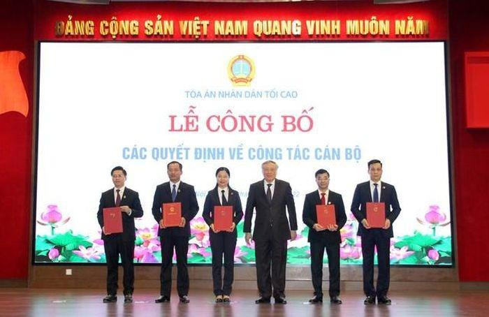 Chánh án TANDTC Nguyễn Hòa Bình trao các quyết định bổ nhiệm chức vụ, lãnh đạo quản lý. Ảnh: Báo Chính phủ. Chánh án TANDTC Nguyễn Hòa Bình trao các quyết định bổ nhiệm chức vụ, lãnh đạo quản lý. Ảnh: Báo Chính phủ.