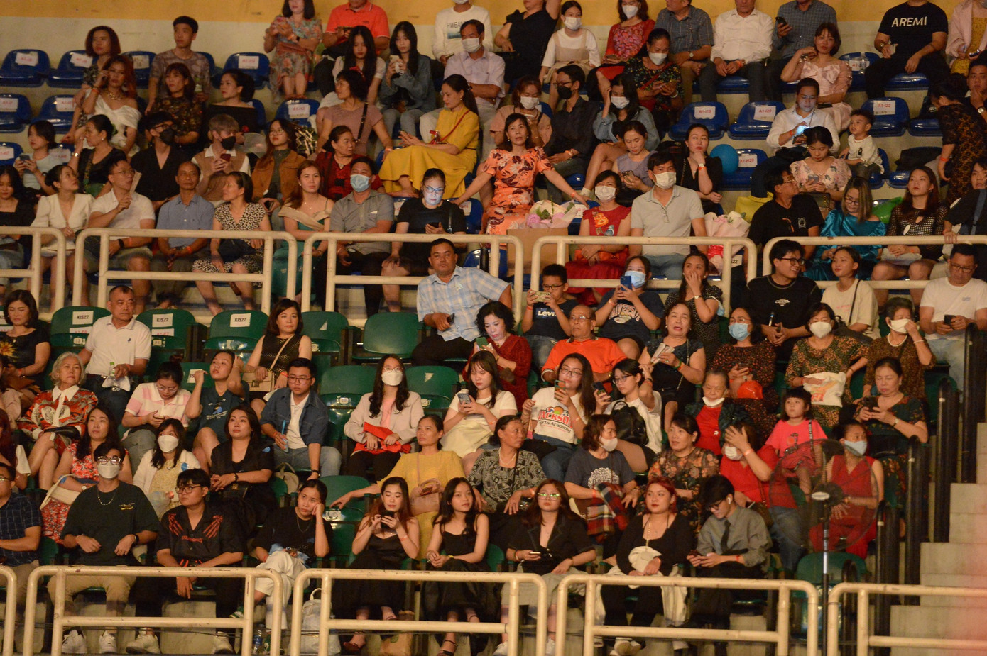 Khán giả dần lấp kín các chỗ trống trên khán đài nhà thi đấu Phú Thọ. Ai cũng háo hức chờ đợi những màn trình diễn của Top 35 và giây phút gọi tên tân Hoa hậu Việt Nam. Khán giả dần lấp kín các chỗ trống trên khán đài nhà thi đấu Phú Thọ. Ai cũng háo hức chờ đợi những màn trình diễn của Top 35 và giây phút gọi tên tân Hoa hậu Việt Nam.